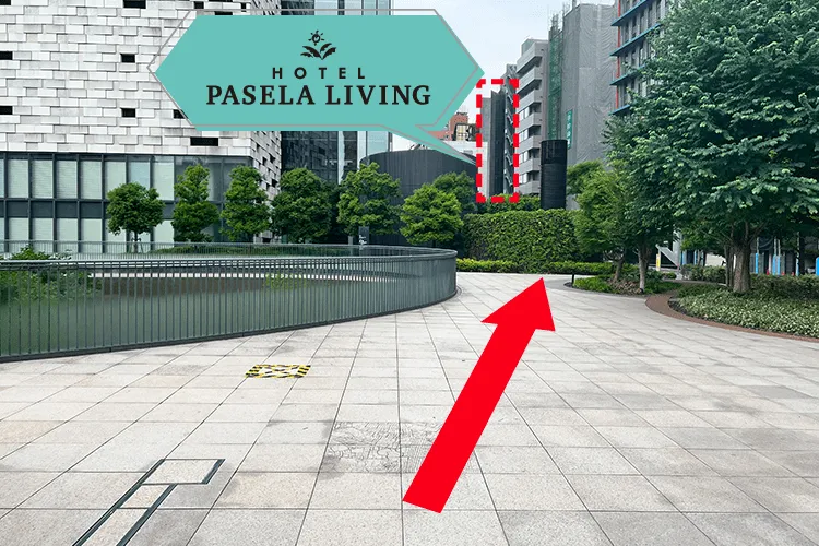 5.エレベーターを出たら、右側の歩道を道なりに進んで下さい。当ホテルが見えてきます。