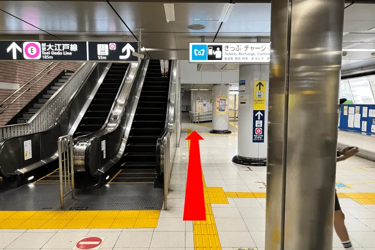 2.改札を出てエスカレーターの横を矢印の方向に進みます