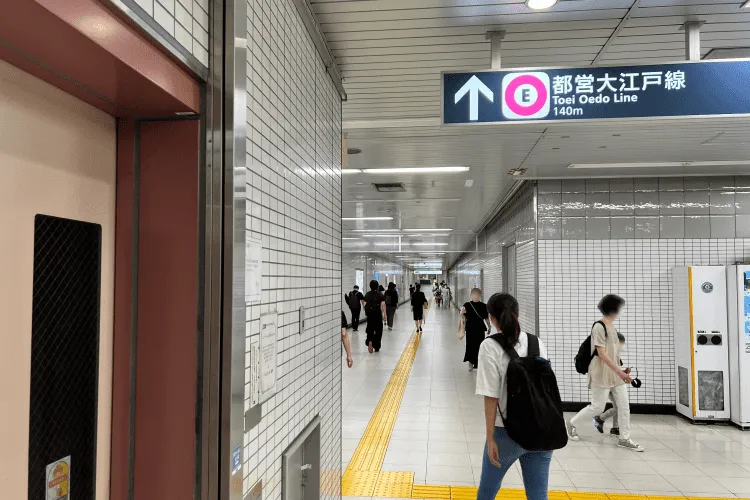 5.エレベーターを降りたら左を向いて真っ直ぐ進んでください